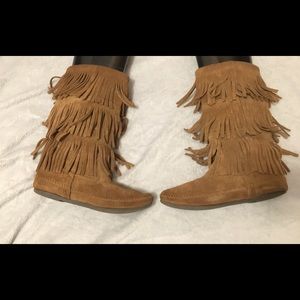 Minnetonka 3 layer fringe boot. Brown. Size 8